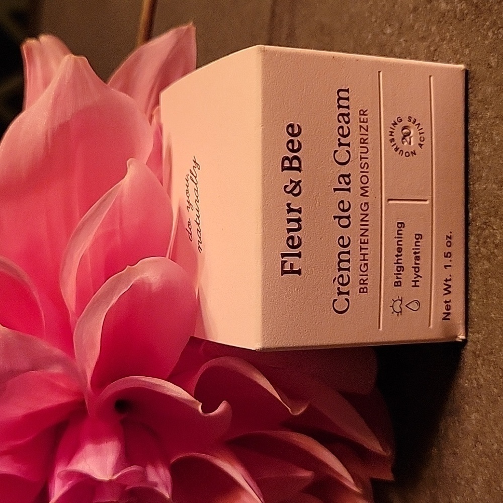 NIB Fleur & Bee Creme de la Cream Brightening Moisturizer, 1.5 fl oz